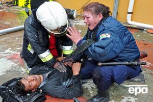 Спасатели оказывают помощь одному из пострадавших при пожаре