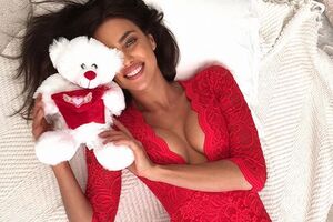 Шейк позировала в бикини, без верхней части купальника