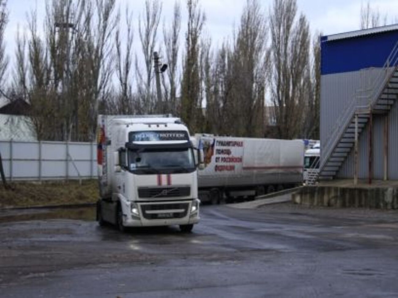 На Донбассе разгружают очередной российский "гумконвой"