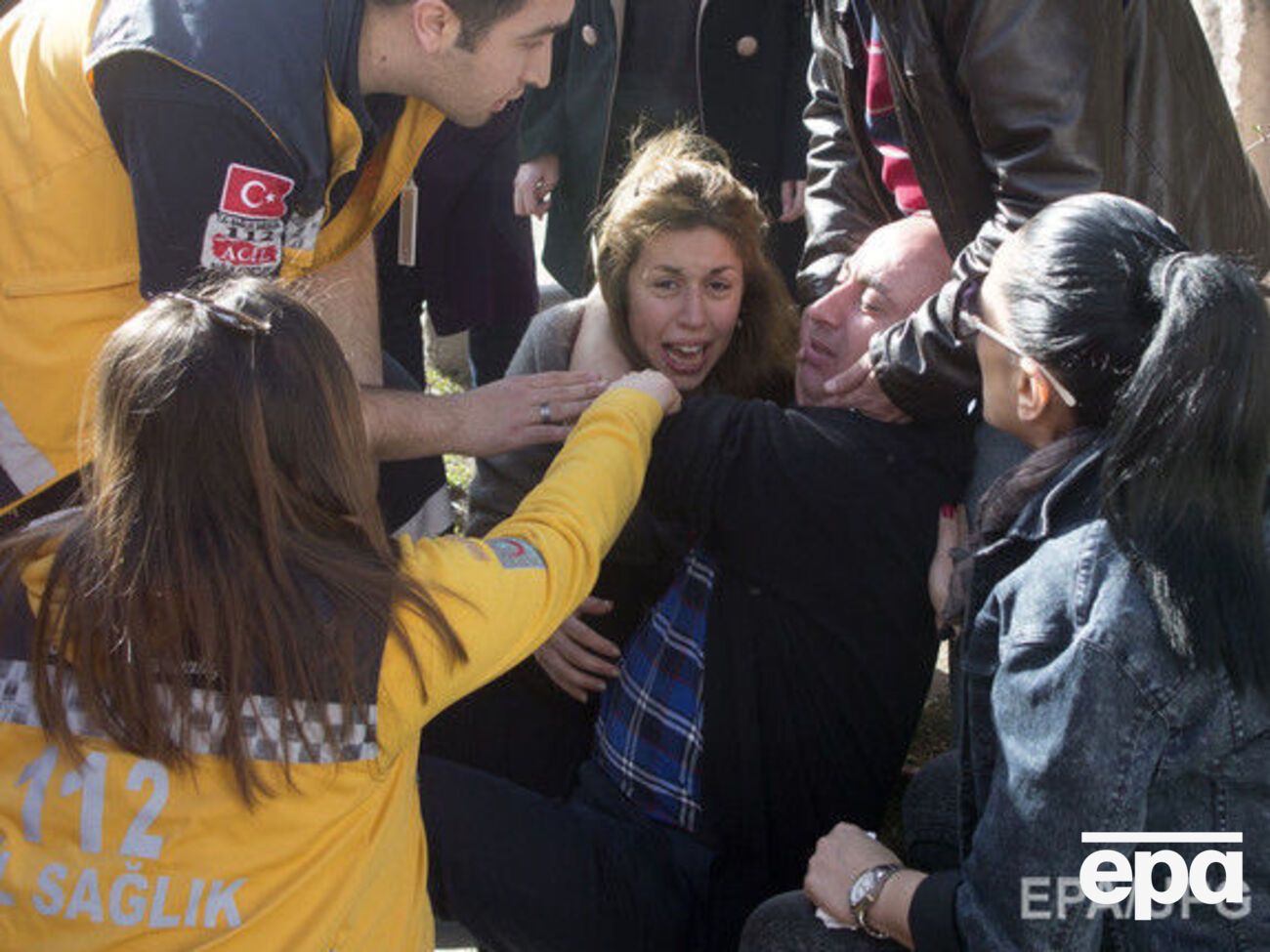 Родственники погибших на месте теракта в Анкаре