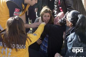 Родственники погибших на месте теракта в Анкаре