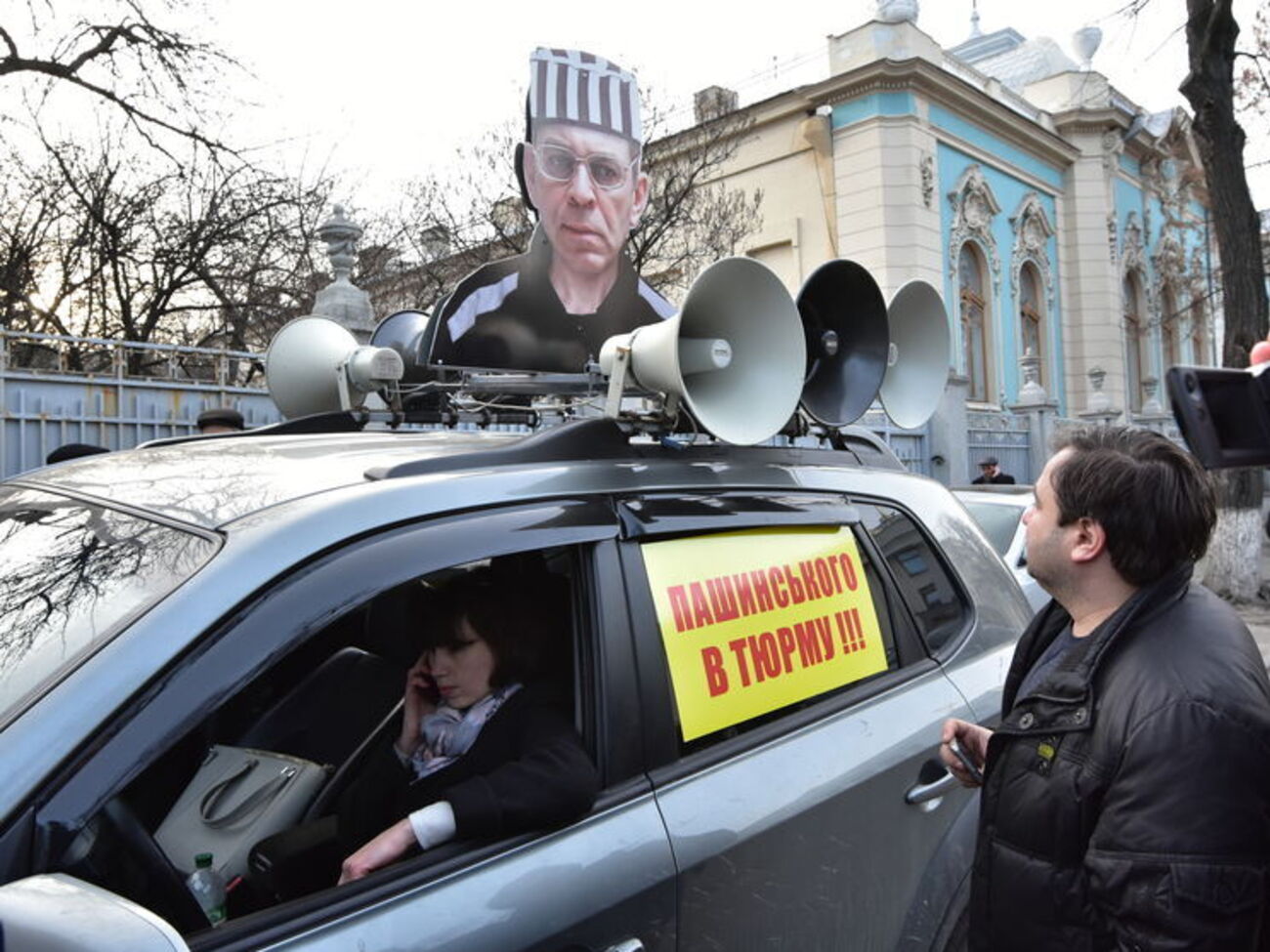 Нардеп Черновол захватила внедорожник с надписью "Пашинского в тюрьму"
