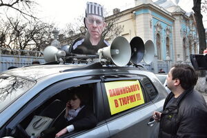 Нардеп Черновол захватила внедорожник с надписью "Пашинского в тюрьму"