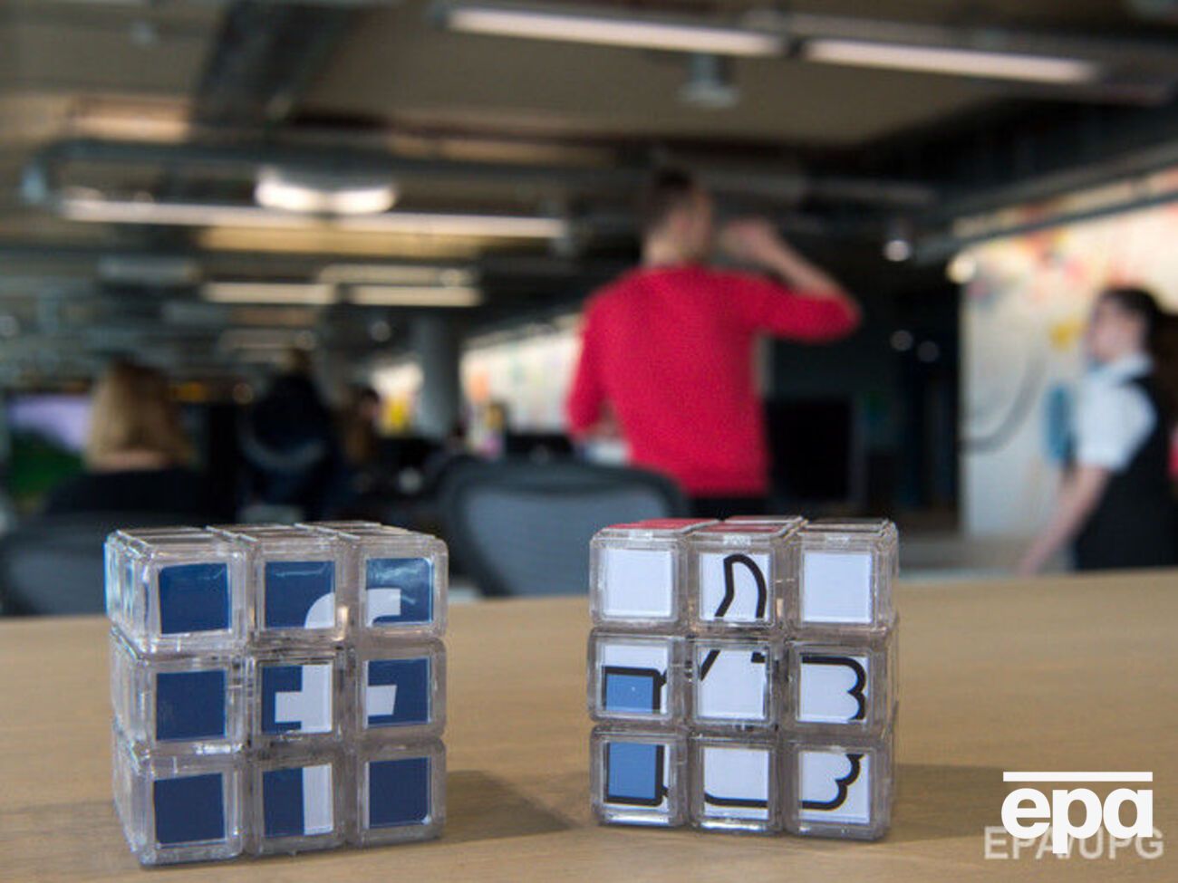 Самые популярные соцсети поддержали Apple