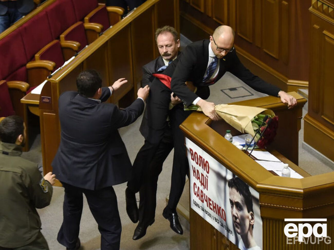 Сам Барна, по словам Денисенко, во фракцию возвращаться не хочет