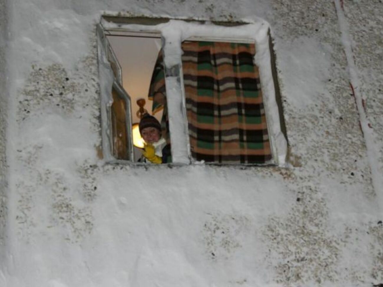 Ударом лавины в домах выбиты стекла