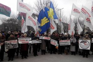 Возле здания горсовета снова собрались активисты