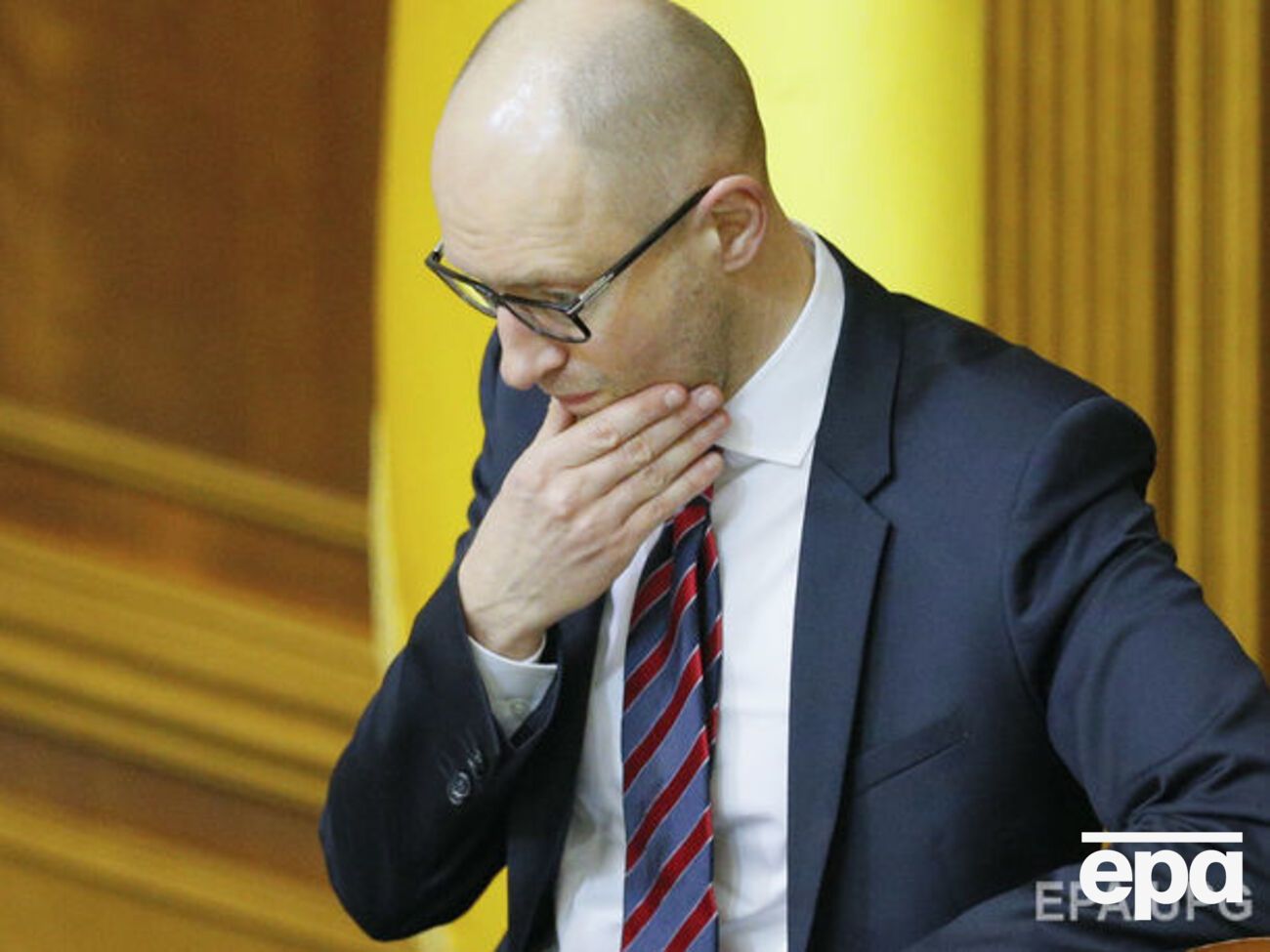 Яценюк утверждает, что зарплаты в Украине можно было бы поднять втрое, если бы не война