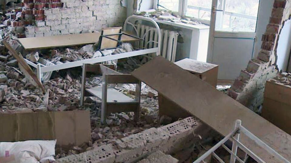 Квартира в разрушенном боевиками жилом доме в Марьинке