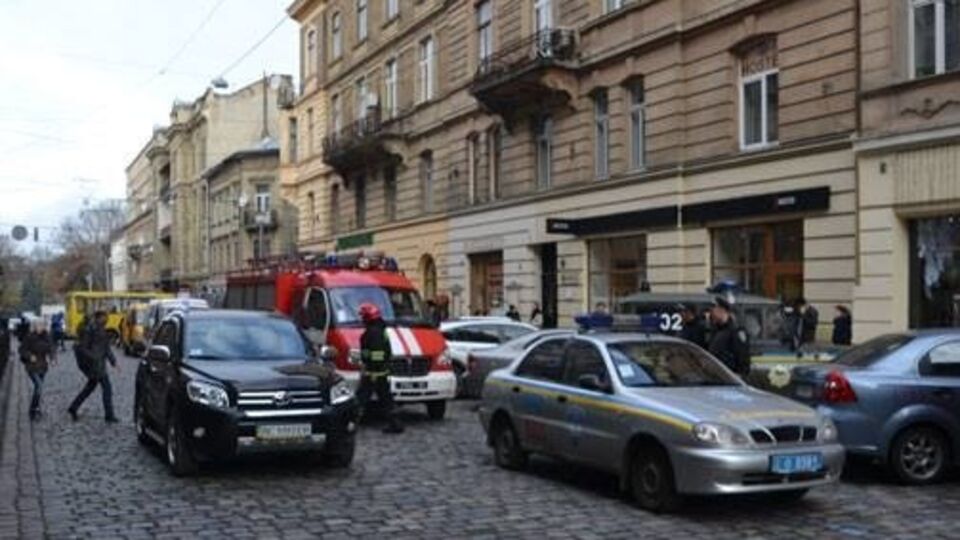 Полицейские и спасатели выехали по всем десяти адресам, указанным в сообщении "минера"