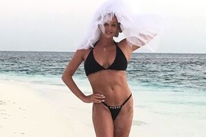 Волочкова оголила бюст на своем празднике