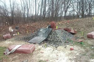 Полиция еще выясняет, чем именно повредили памятник