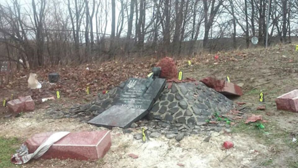 Полиция еще выясняет, чем именно повредили памятник
