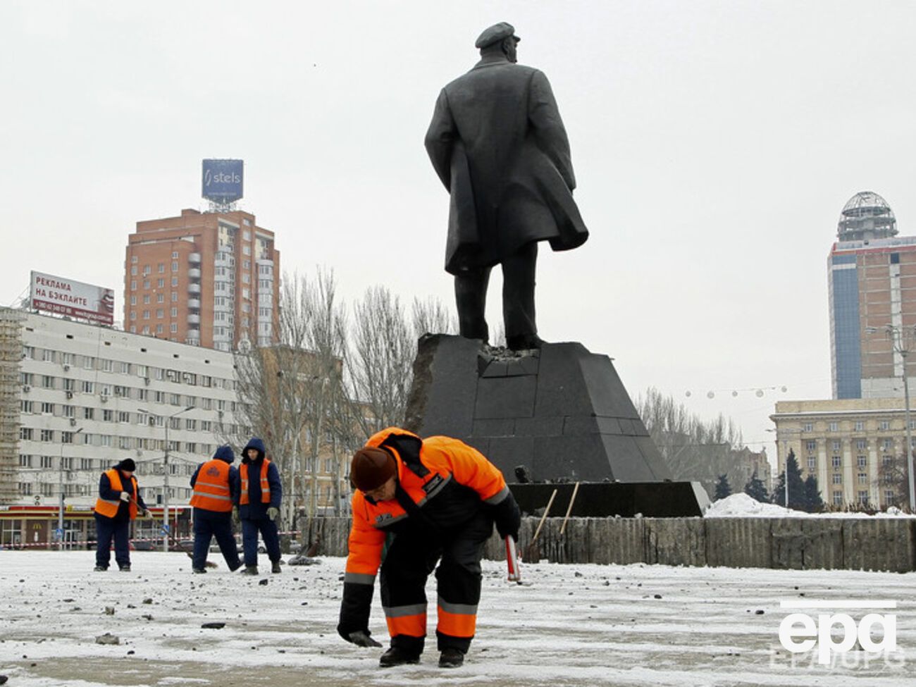 Волна арестов началась в Донецке после подрыва неизвестными памятника Ленину 27 января