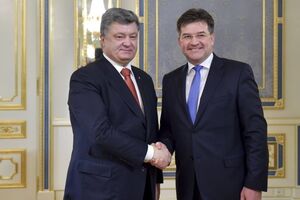Президент Украины Петр Порошенко (слева) и вице-премьер Словакии Мирослав Лайчак