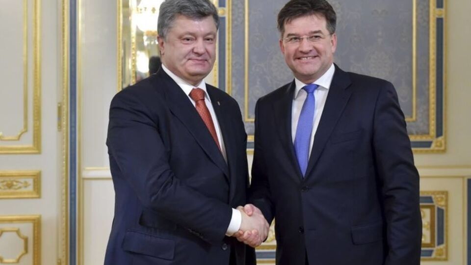 Президент Украины Петр Порошенко (слева) и вице-премьер Словакии Мирослав Лайчак