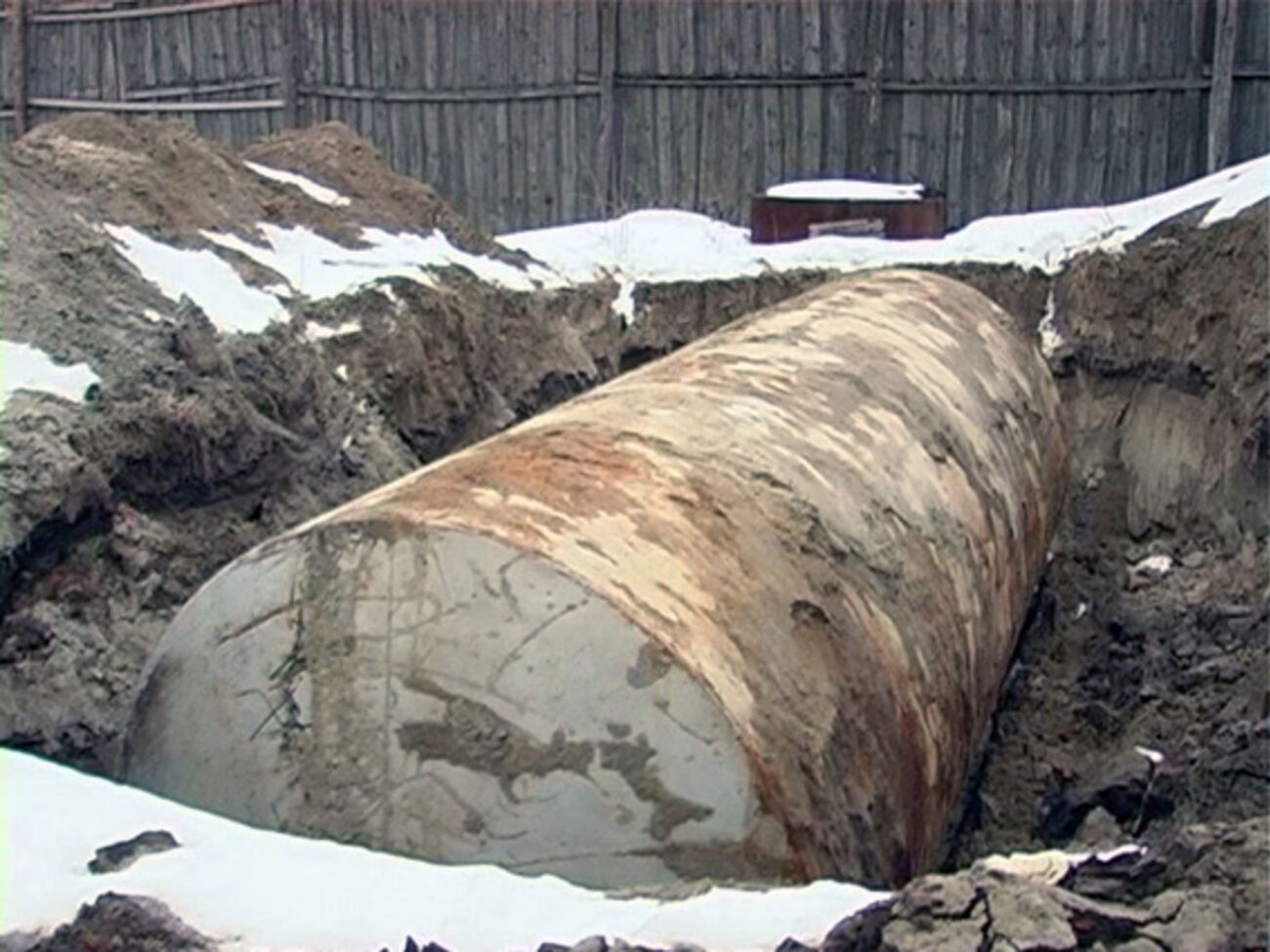 Полицейские обнаружили цистерны с помощью миноискателя