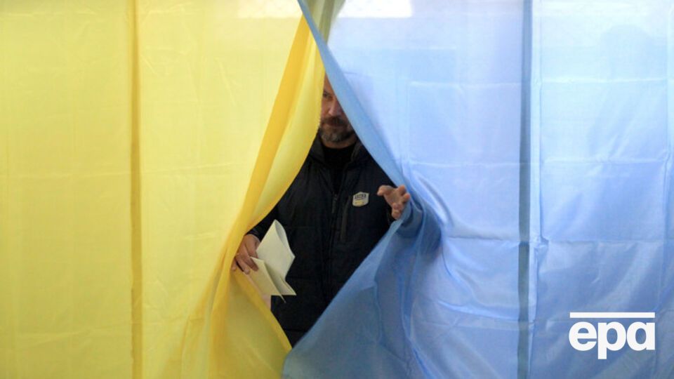 Украина должна принять изменения в Конституцию, чтобы провести выборы на Донбассе, заявил депутат Бундестага