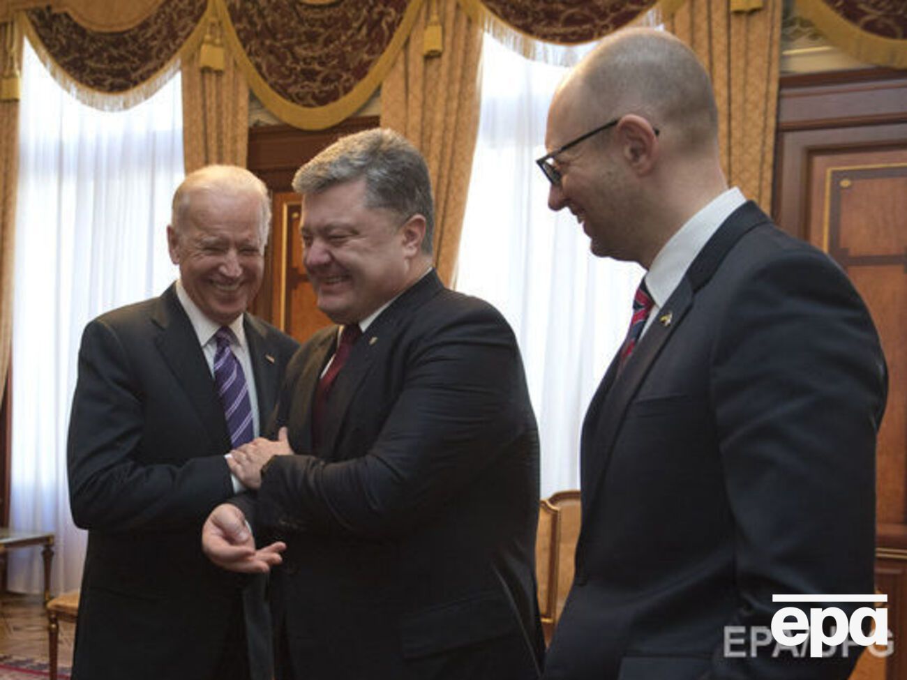 Вице-президент США Джо Байден (слева), президент Украины Петр Порошенко, премьер-министр Украины Арсений Яценюк (справа)