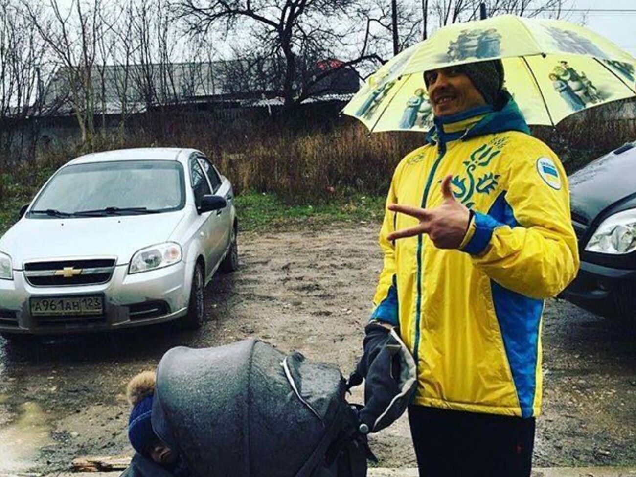 Усик гуляет с сыном при любой погоде