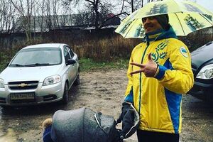 Усик гуляет с сыном при любой погоде
