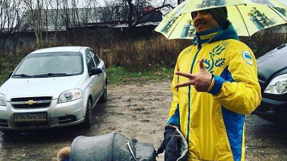Усик гуляет с сыном при любой погоде