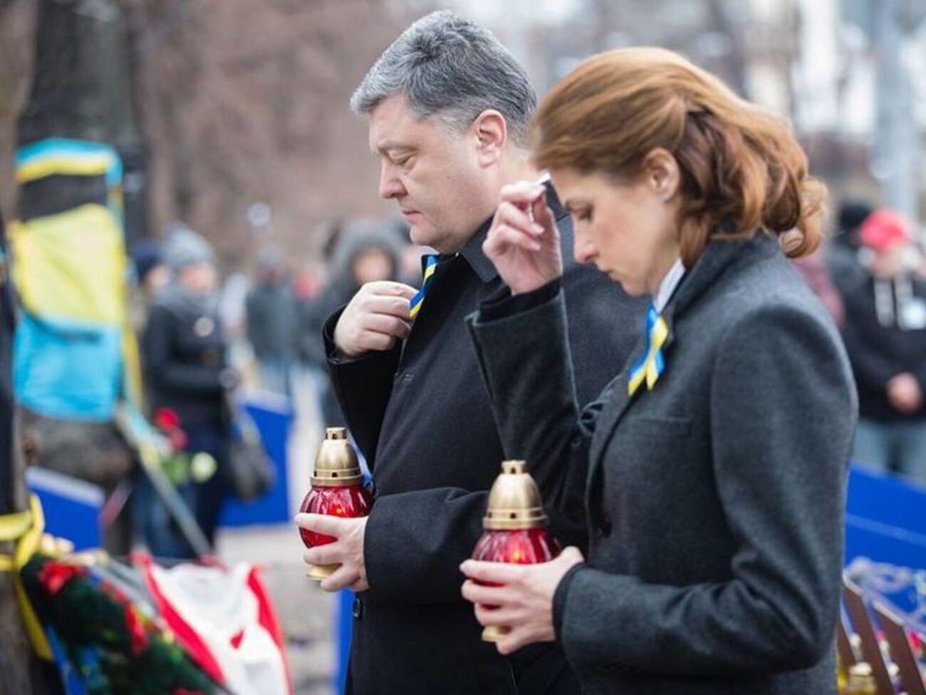 Петр и Марина Порошенко поставили лампадки погибшим украинцам