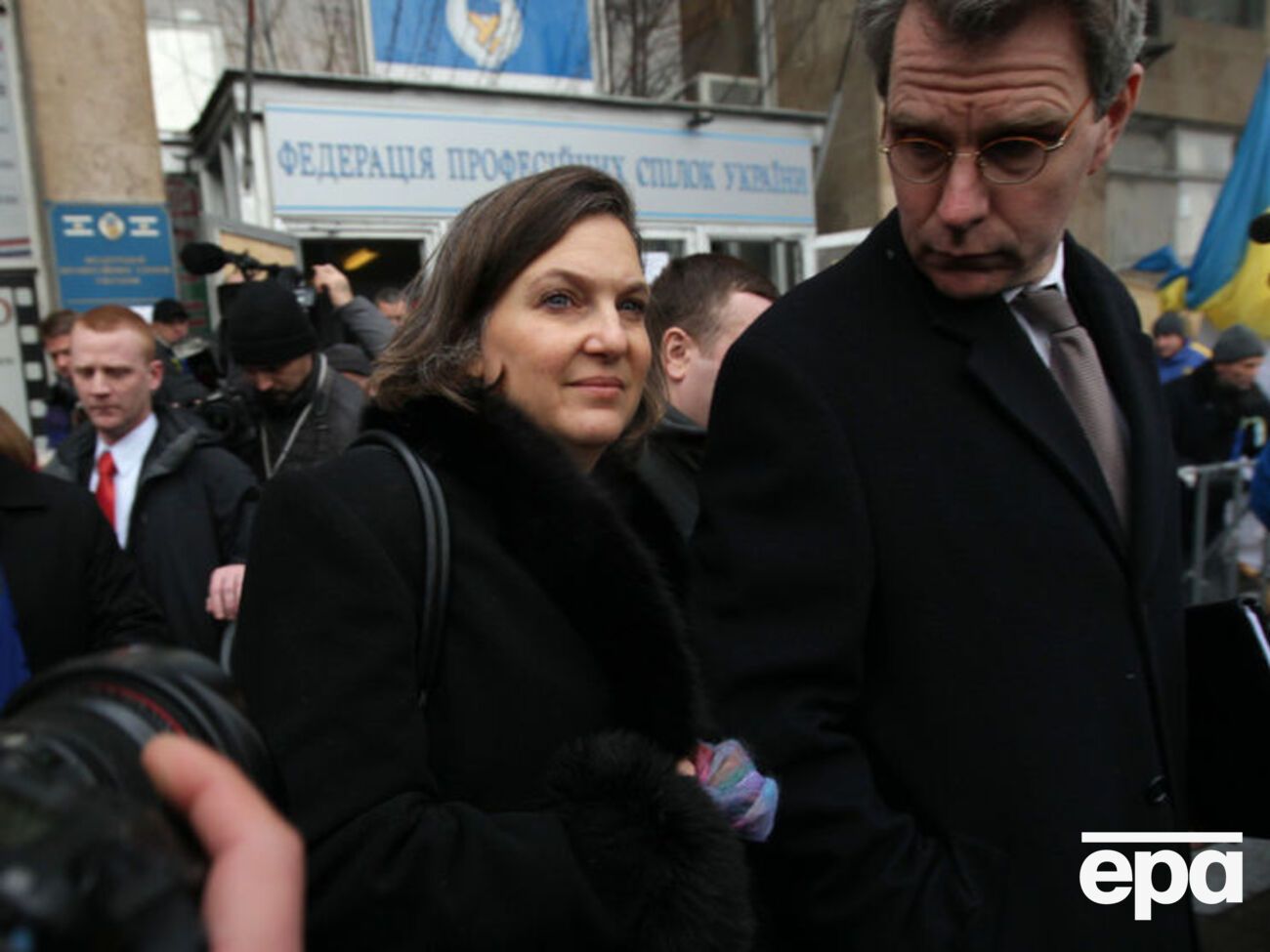 Американские дипломаты Джеффри Пайетт и Виктория Нуланд возле Дома профсоюзов в Киеве в декабре 2013 года