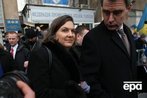 Американские дипломаты Джеффри Пайетт и Виктория Нуланд возле Дома профсоюзов в Киеве в декабре 2013 года