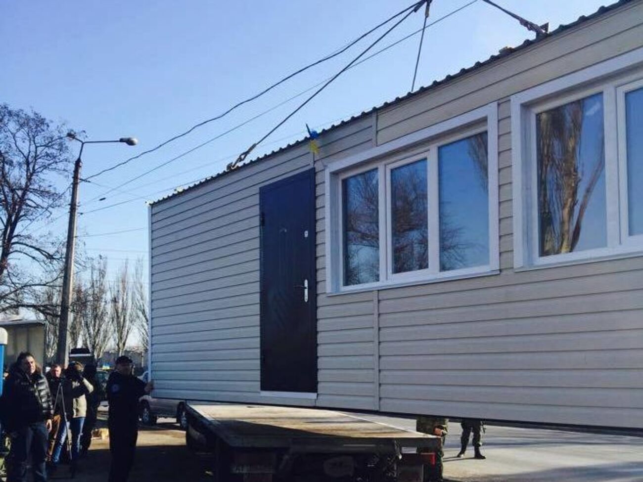 Саакашвили: Одесские волонтеры привезли бойцам в Мариуполь контейнеры вместо существующих блокпостов. Фоторепортаж