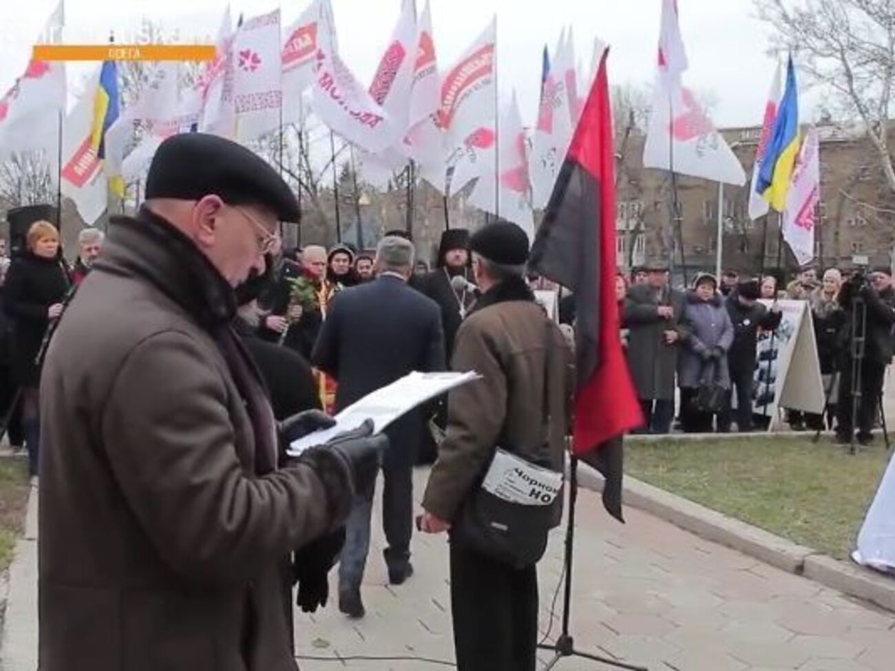 Чиновника прогнали от микрофона за незнание украинского языка