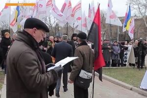 Чиновника прогнали от микрофона за незнание украинского языка