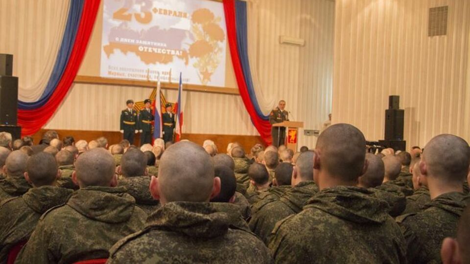 На украшающей сцену карте Российской Федерации Крым отсутствует
