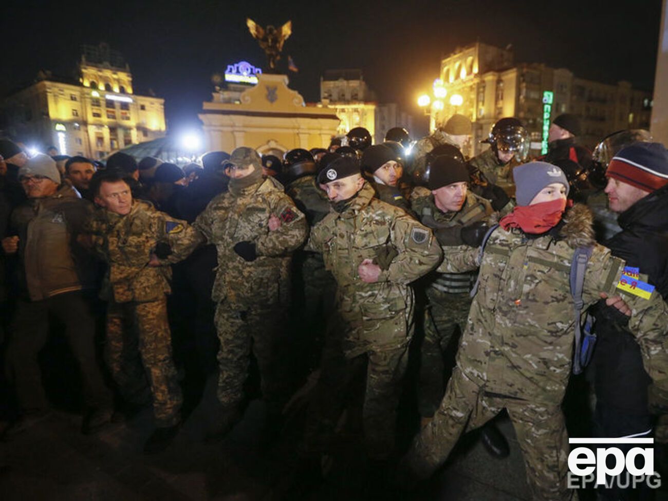 На Майдане осталось около 200 человек