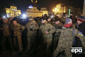 На Майдане осталось около 200 человек