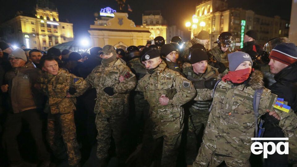 На Майдане осталось около 200 человек