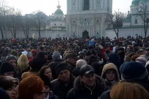 По данным СМИ, на площадь вышли уже около 1 тыс. человек