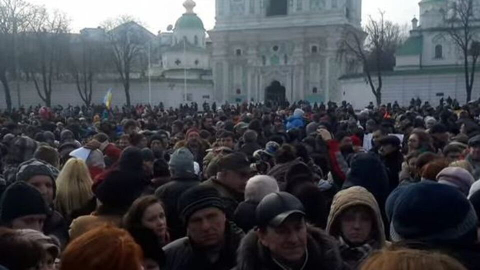 По данным СМИ, на площадь вышли уже около 1 тыс. человек