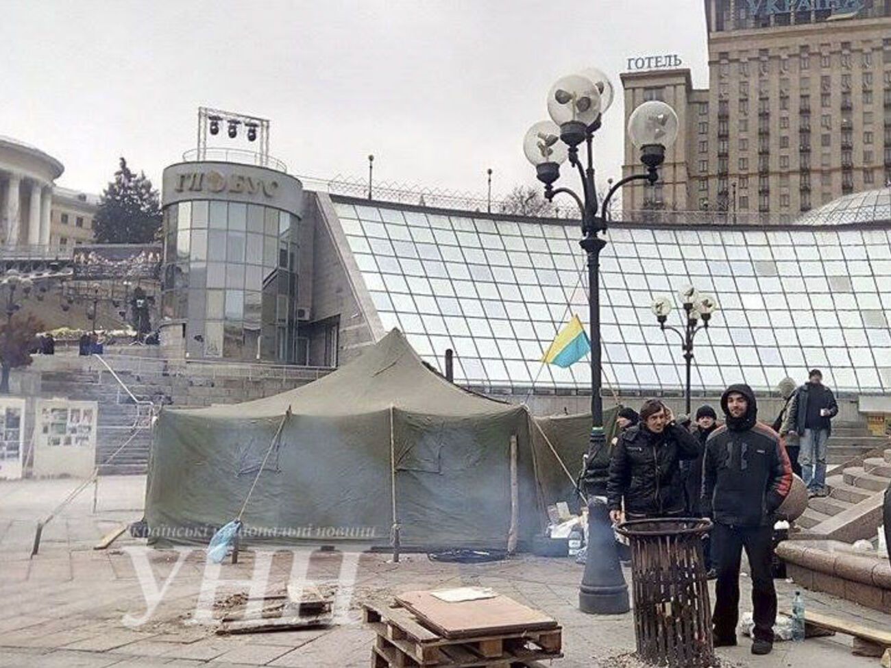 Люди на Майдане постепенно сходятся к сцене, топят буржуйки, пьют чай