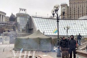 Люди на Майдане постепенно сходятся к сцене, топят буржуйки, пьют чай