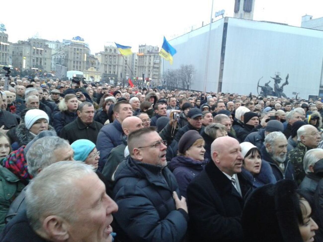Вече РПС в Киеве началось с молитвы и гимна