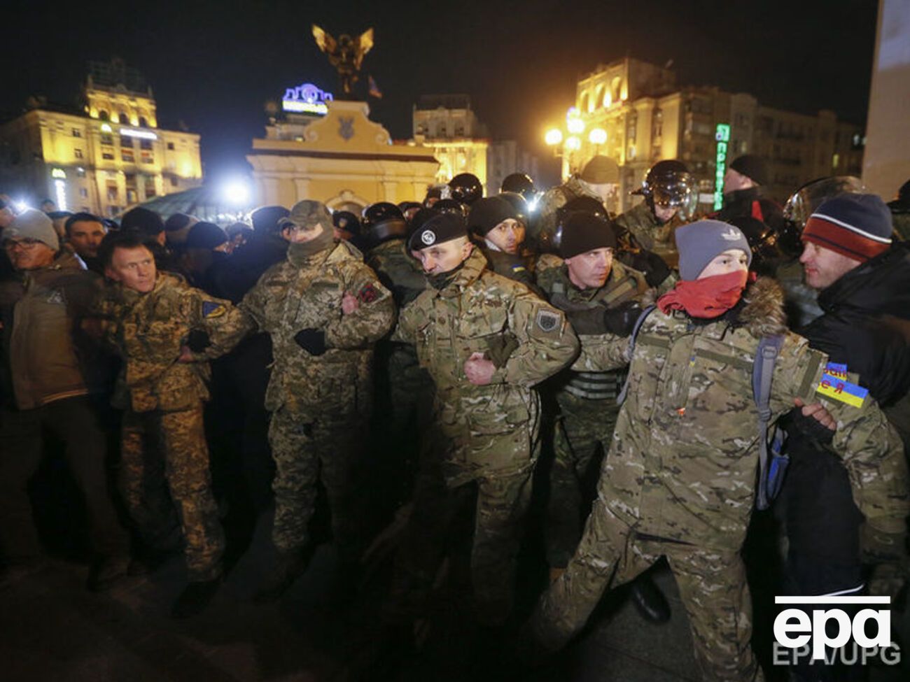 Бирюков:&nbsp;Какие-то типчики в камуфляже устроили в центре Киева балаган