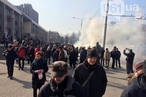 Запорожцы встретили протестующих яйцами и дымовыми шашками