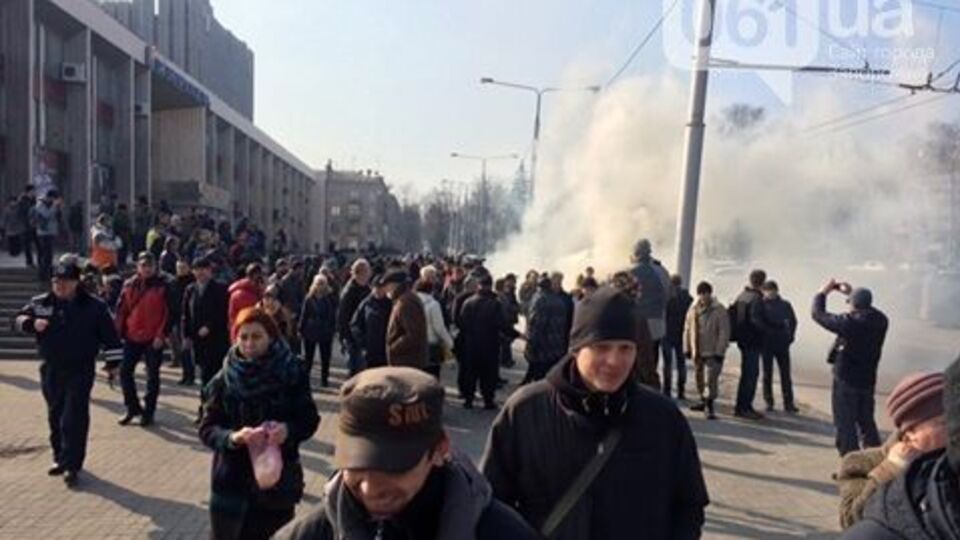 Запорожцы встретили протестующих яйцами и дымовыми шашками