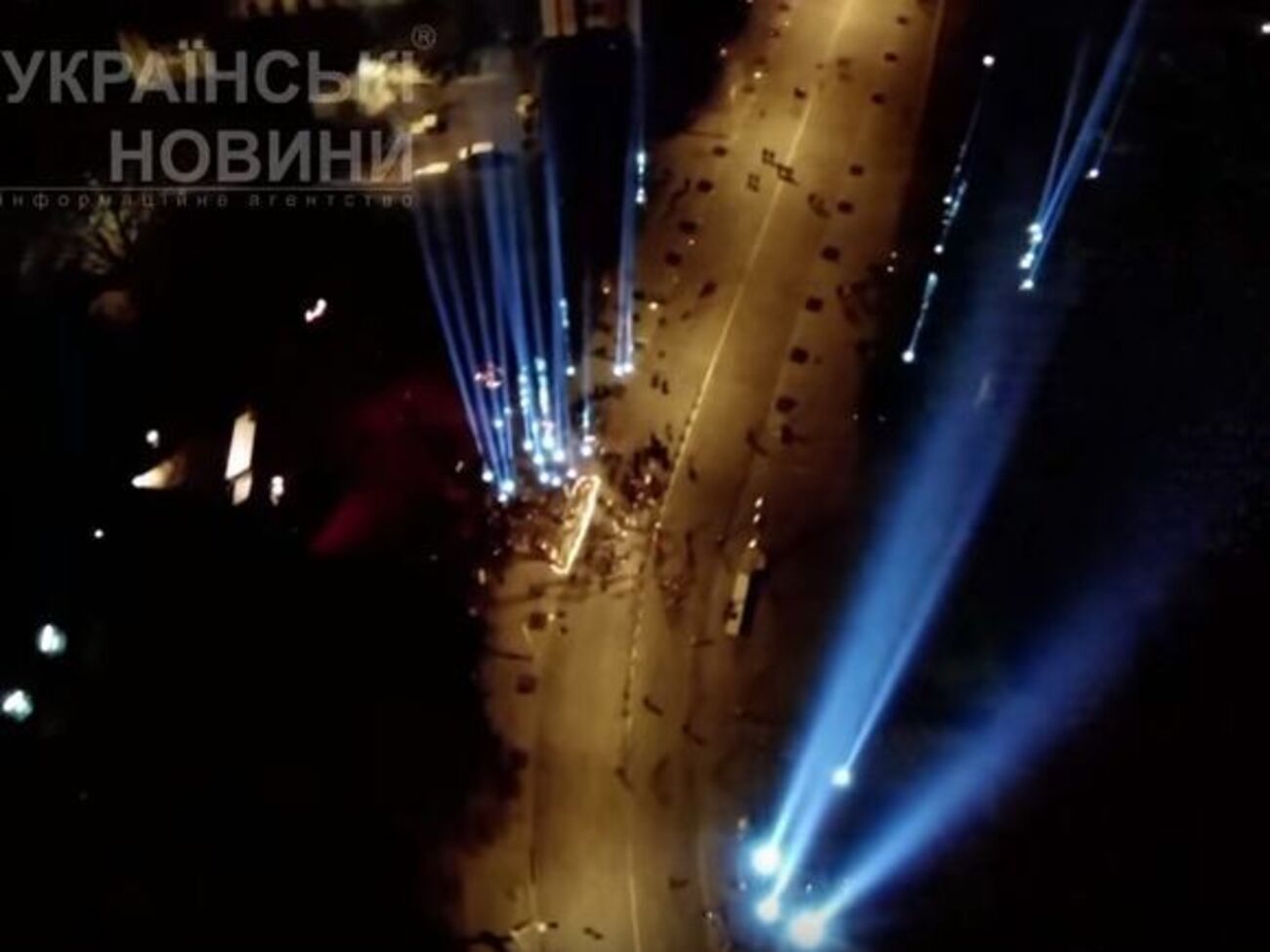Беспилотник снял "Лучи достоинства", которые зажгли на Майдане в память о Небесной сотне