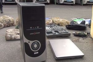 Из автомобиля задержанного полиция изъяла несколько компьютеров