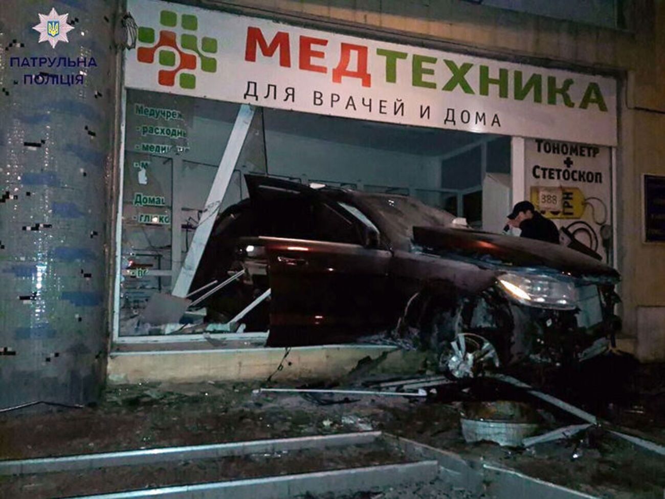 Автомобиль в витрине магазина