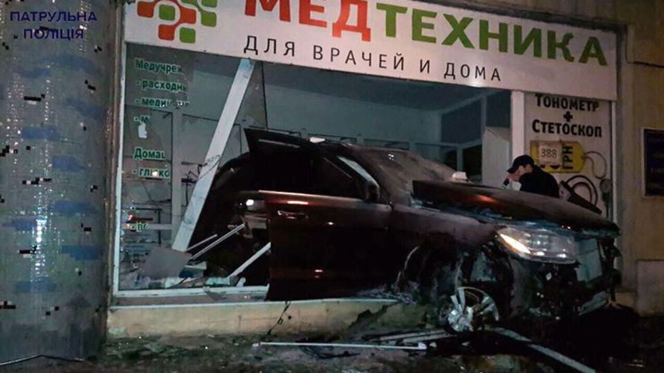 Автомобиль в витрине магазина