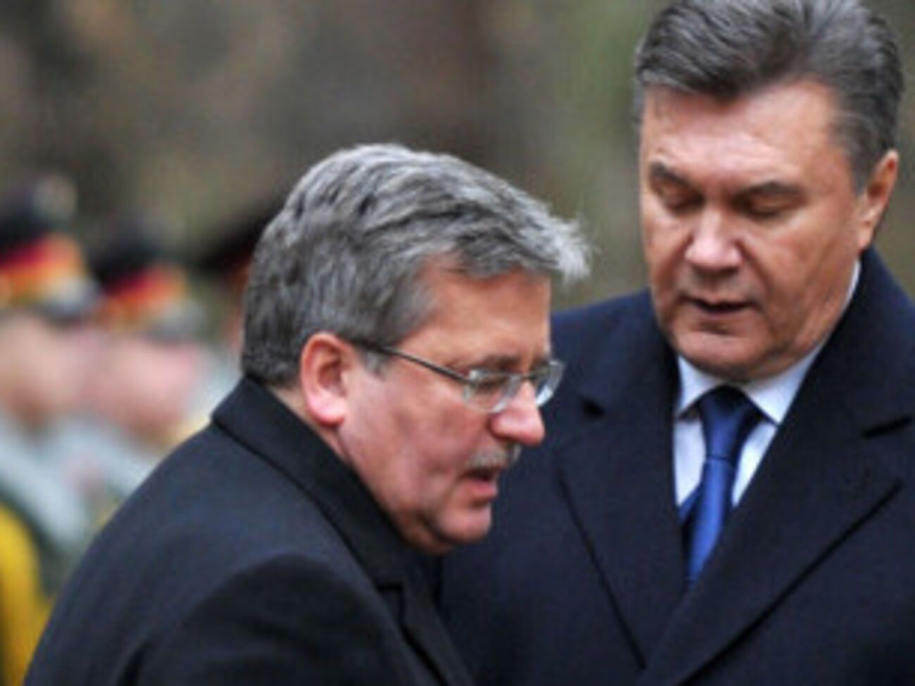 Лабелль курит и позирует с обнаженной грудью