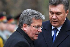 Лабелль курит и позирует с обнаженной грудью